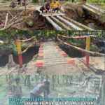 Brimob Polda Sumut Bangun Jembatan Darurat Antar Kecamatan di Tapsel