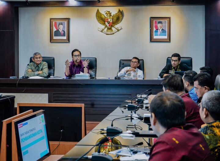 Rico Waas Dorong Digitalisasi, Layanan Ambulans Terintegrasi, Pengurusan KK dan KTP di Kelurahan