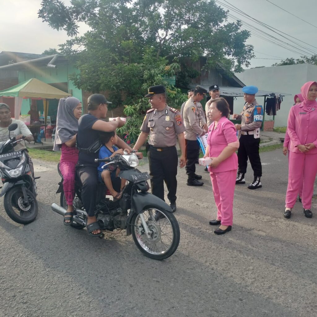 Polsek Binjai Timur Tebar Kebaikan Ramadan, Bagikan Ratusan Takjil di Simpang Takraw
