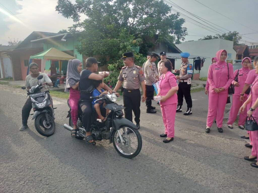 Polsek Binjai Timur Tebar Kebaikan Ramadan, Bagikan Ratusan Takjil di Simpang Takraw