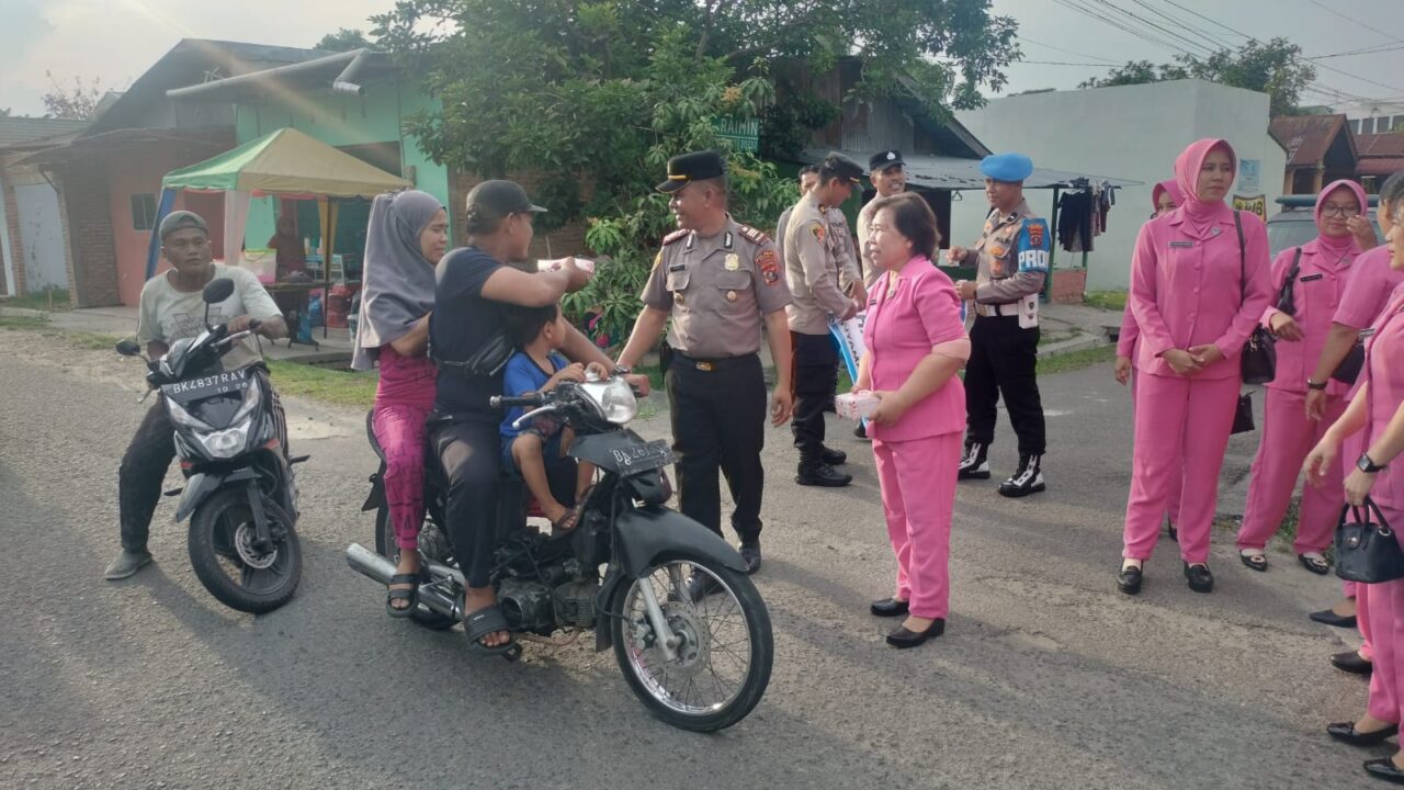Polsek Binjai Timur Tebar Kebaikan Ramadan, Bagikan Ratusan Takjil di Simpang Takraw