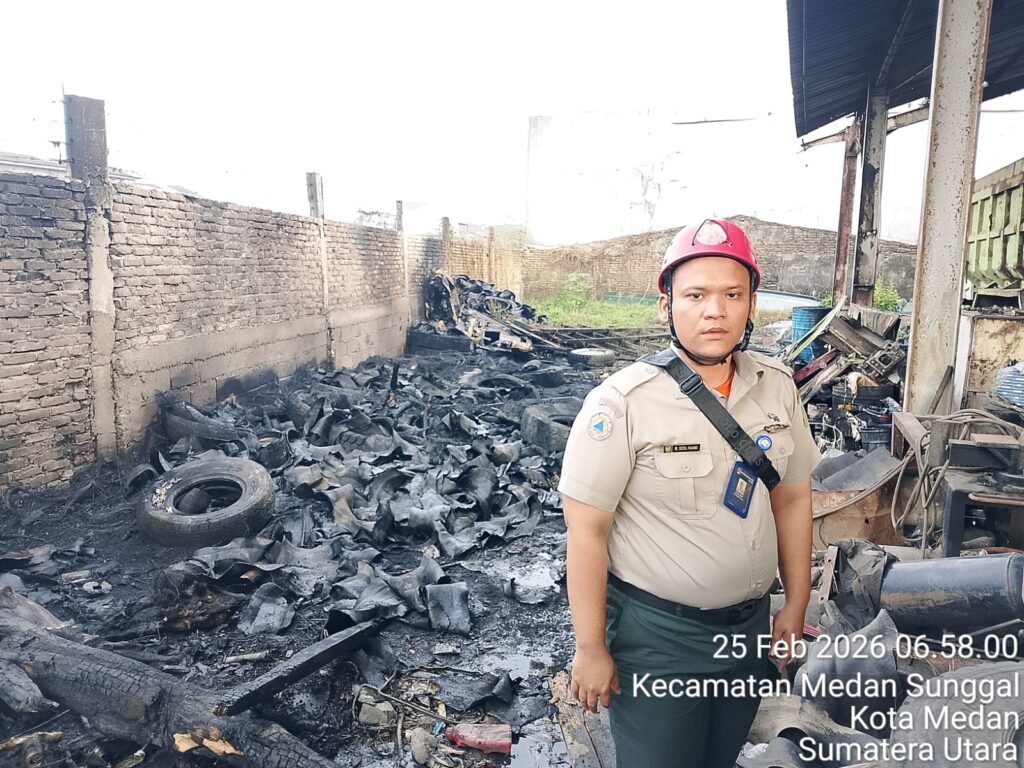 Gudang Ban Bekas di Sunggal Terbakar