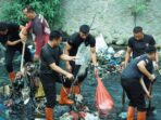 Personel Brimob Sumut Bersihkan Sungai di Medan
