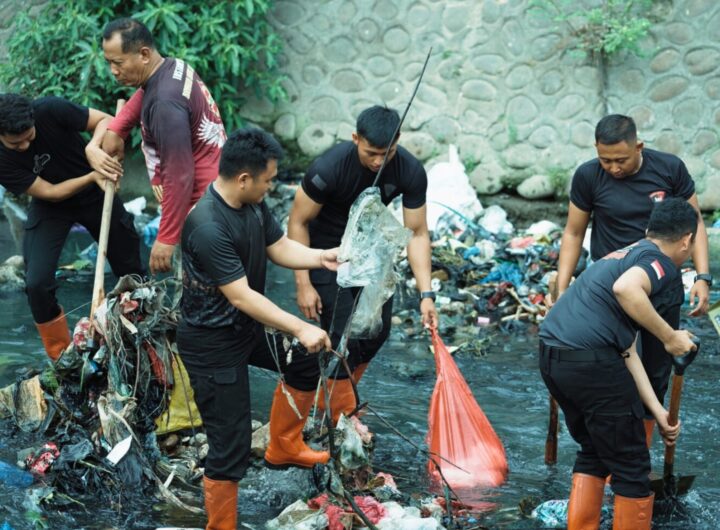 Personel Brimob Sumut Bersihkan Sungai di Medan