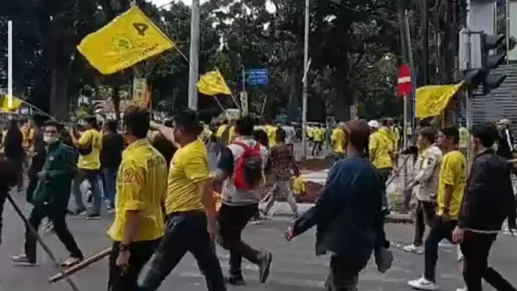 Musda XI Partai Golkar Sumut Diwarnai Kericuhan di Medan, Tampak Massa Membawa Balok Kayu