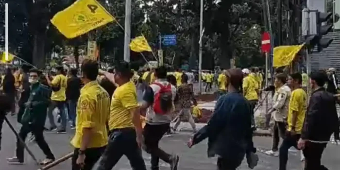 Musda XI Partai Golkar Sumut Diwarnai Kericuhan di Medan, Tampak Massa Membawa Balok Kayu