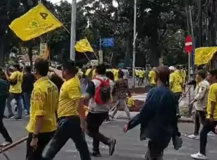 Musda XI Partai Golkar Sumut Diwarnai Kericuhan di Medan, Tampak Massa Membawa Balok Kayu