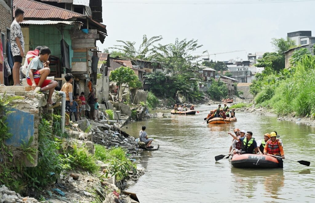 Aksi Nyata di HUT ke-18 Gerindra, Bobby Nasution Bersihkan Sungai dan Sapa Warga Aur