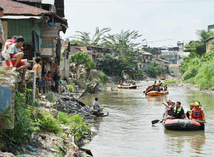 Aksi Nyata di HUT ke-18 Gerindra, Bobby Nasution Bersihkan Sungai dan Sapa Warga Aur