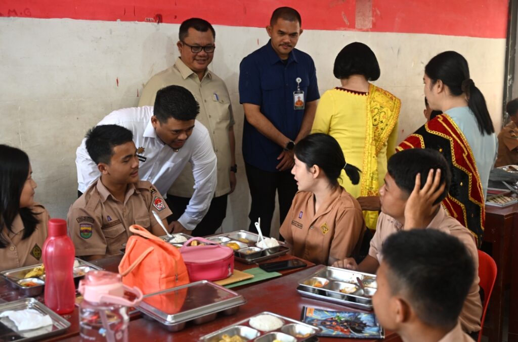 Bobby Nasution Tinjau Pembagian MBG di SMAN 1 Gunungsitoli, Pastikan Program Ini Optimal