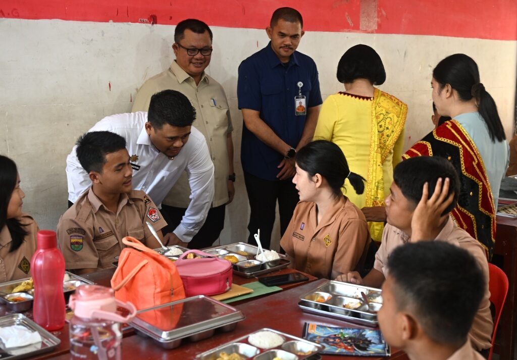 Bobby Nasution Tinjau Pembagian MBG di SMAN 1 Gunungsitoli, Pastikan Program Ini Optimal