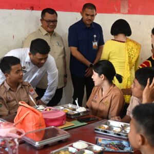 Bobby Nasution Tinjau Pembagian MBG di SMAN 1 Gunungsitoli, Pastikan Program Ini Optimal