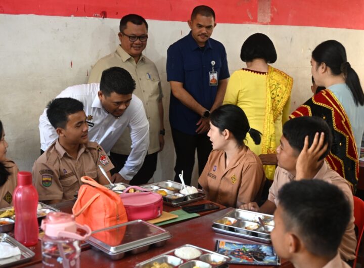 Bobby Nasution Tinjau Pembagian MBG di SMAN 1 Gunungsitoli, Pastikan Program Ini Optimal