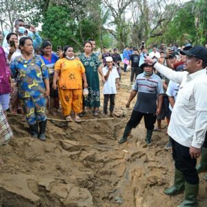 Bobby Nasution Temui Langsung Warga Korban Banjir di Tapteng