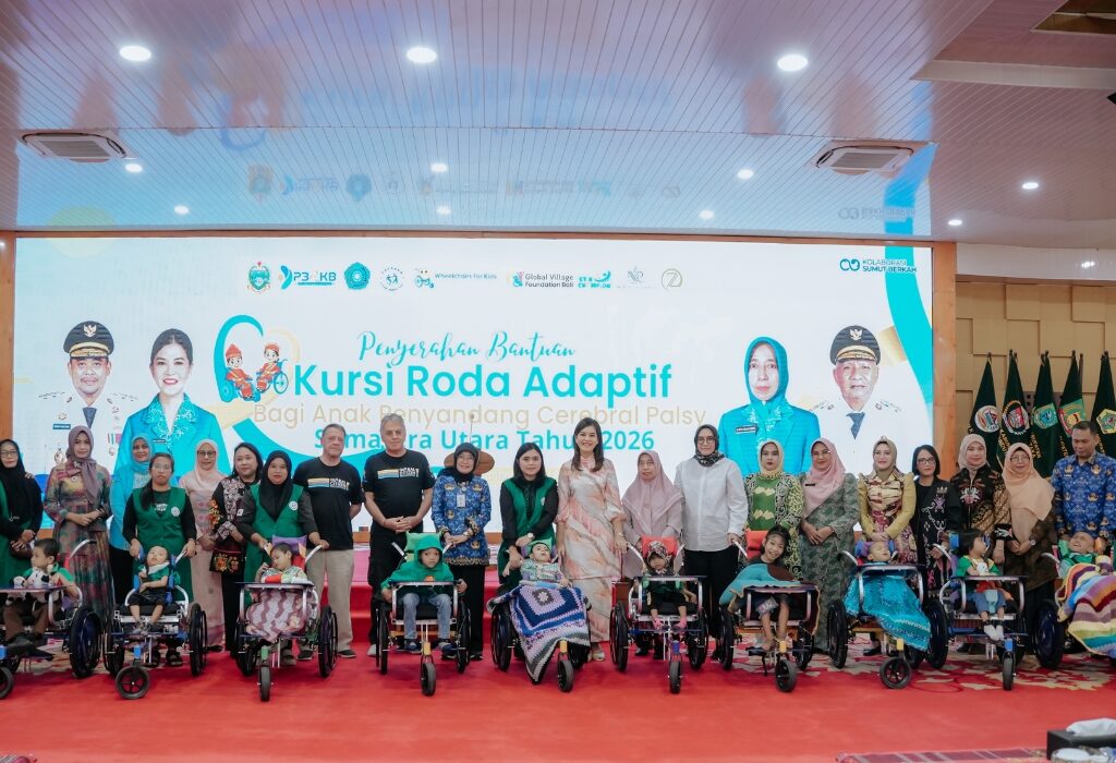 Kahiyang Ayu Serahkan 135 Kursi Roda Adaptif bagi Anak Penyandang Cerebral Palsy 