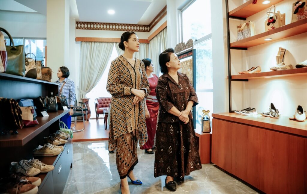 Kahiyang Ayu Promosikan Kriya Sumut kepada Ketua Umum IAD Pusat