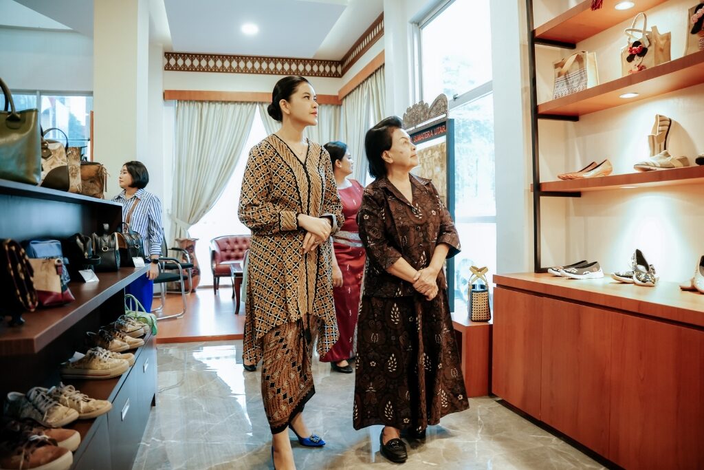 Kahiyang Ayu Promosikan Kriya Sumut kepada Ketua Umum IAD Pusat