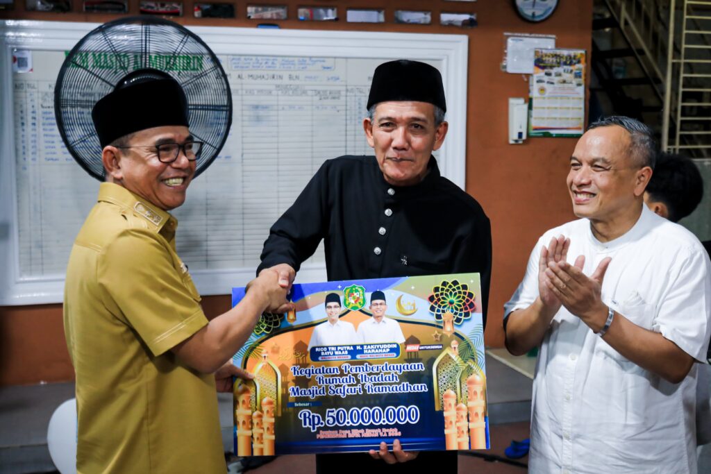 Zakiyuddin Harahap Serahkan Bantuan Rp 50 Juta untuk Pembangunan Masjid Al Muhajirin