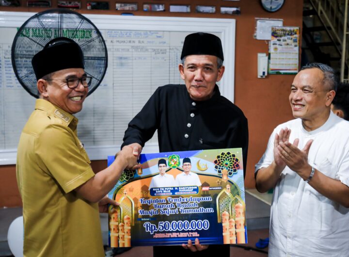 Zakiyuddin Harahap Serahkan Bantuan Rp 50 Juta untuk Pembangunan Masjid Al Muhajirin