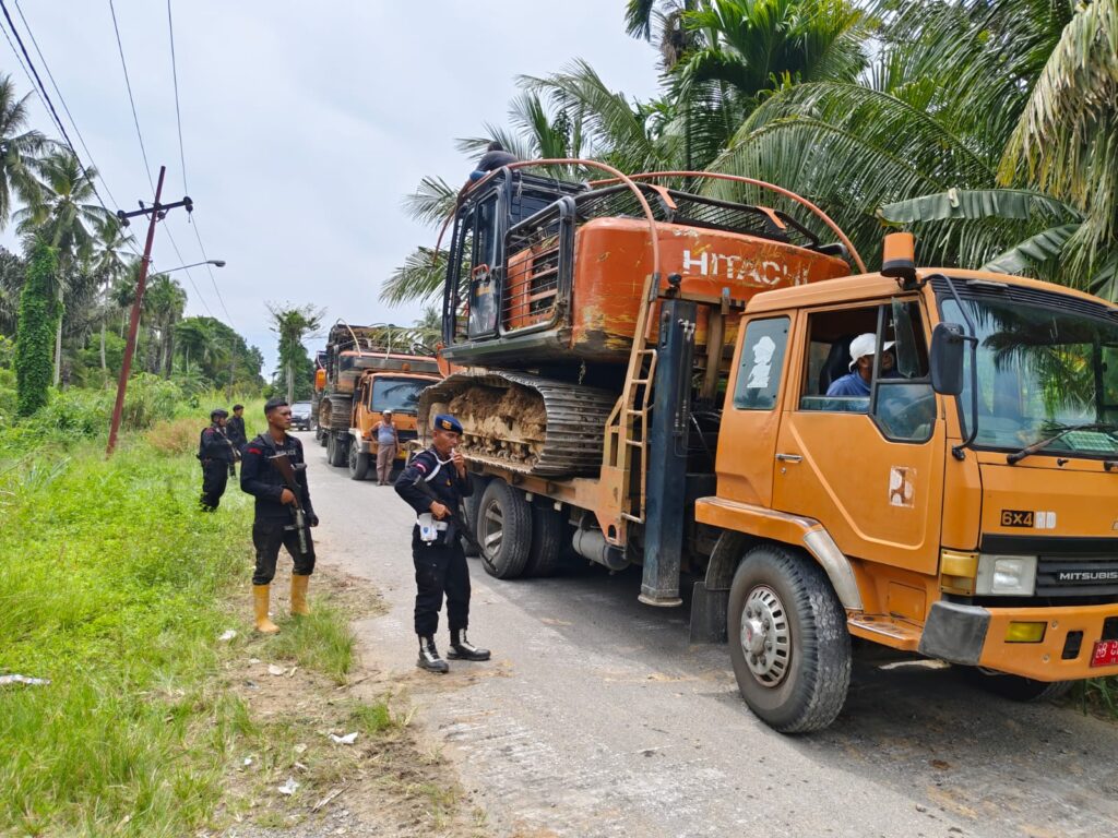 Dikawal Brimob, Ekskavator Tambang Emas Ilegal Dievakuasi ke Batalyon C Sipirok