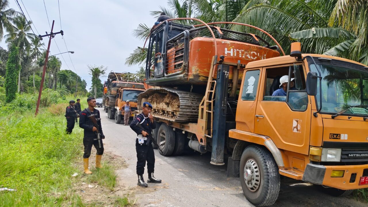 Dikawal Brimob, Ekskavator Tambang Emas Ilegal Dievakuasi ke Batalyon C Sipirok
