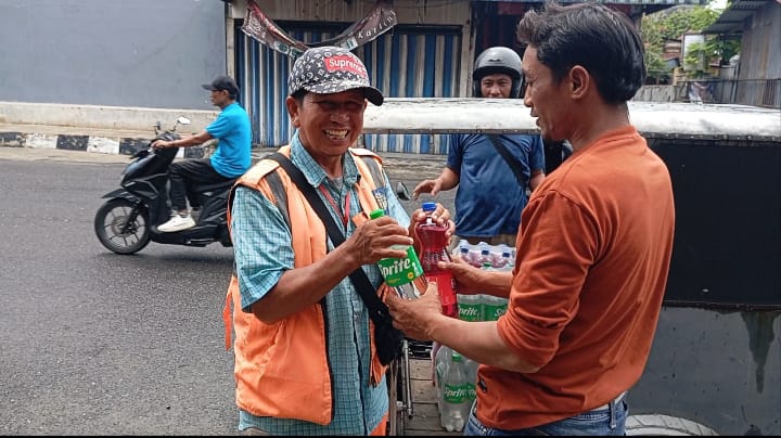 Petir Binjai Bagikan Ratusan Botol Sirup untuk Petugas Parkir Jelang Idul Fitri 1447 H