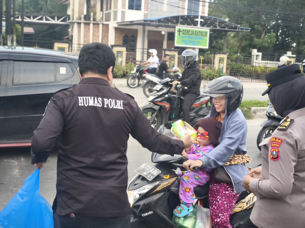 Semangat Ramadan, Bid Humas Polda Sumut Turun ke Jalan Berbagi Takjil untuk Masyarakat
