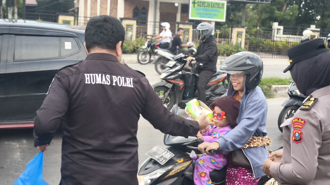 Semangat Ramadan, Bid Humas Polda Sumut Turun ke Jalan Berbagi Takjil untuk Masyarakat