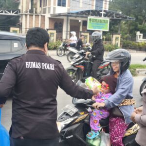 Semangat Ramadan, Bid Humas Polda Sumut Turun ke Jalan Berbagi Takjil untuk Masyarakat