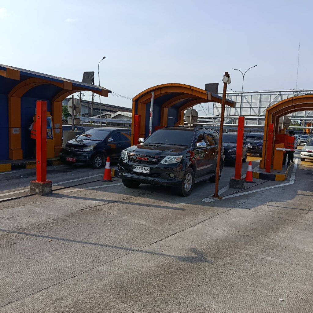 Gerbang Tol Amplas Dipadati Arus Balik