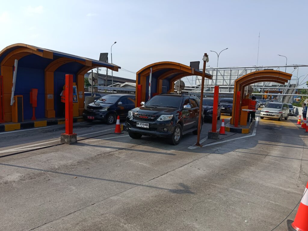 Gerbang Tol Amplas Dipadati Arus Balik