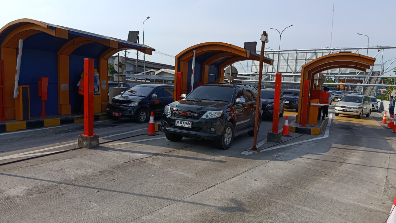 Gerbang Tol Amplas Dipadati Arus Balik