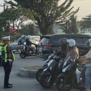 Viral! Polisi di Medan Joget Atur Lalu Lintas, Aksi Humanis AKP Nanang Curi Perhatian Pengendara