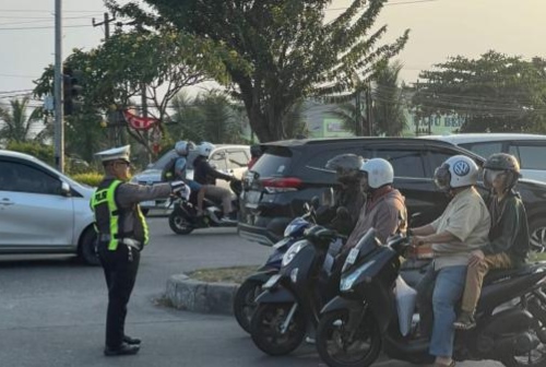 Viral! Polisi di Medan Joget Atur Lalu Lintas, Aksi Humanis AKP Nanang Curi Perhatian Pengendara