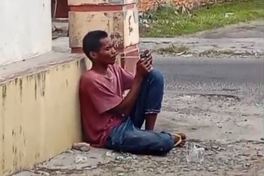 Viral! Pemuda di Binjai Konsumsi Sabu Depan Rumah Warga Diamankan Polisi, Urine Positif Narkoba