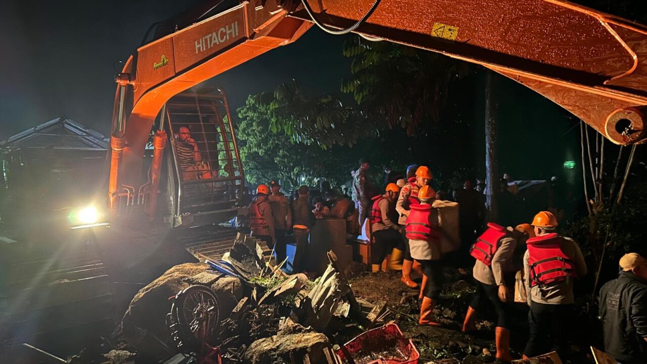 Brimob Polda Sumut Evakuasi Korban Longsor Sembahe