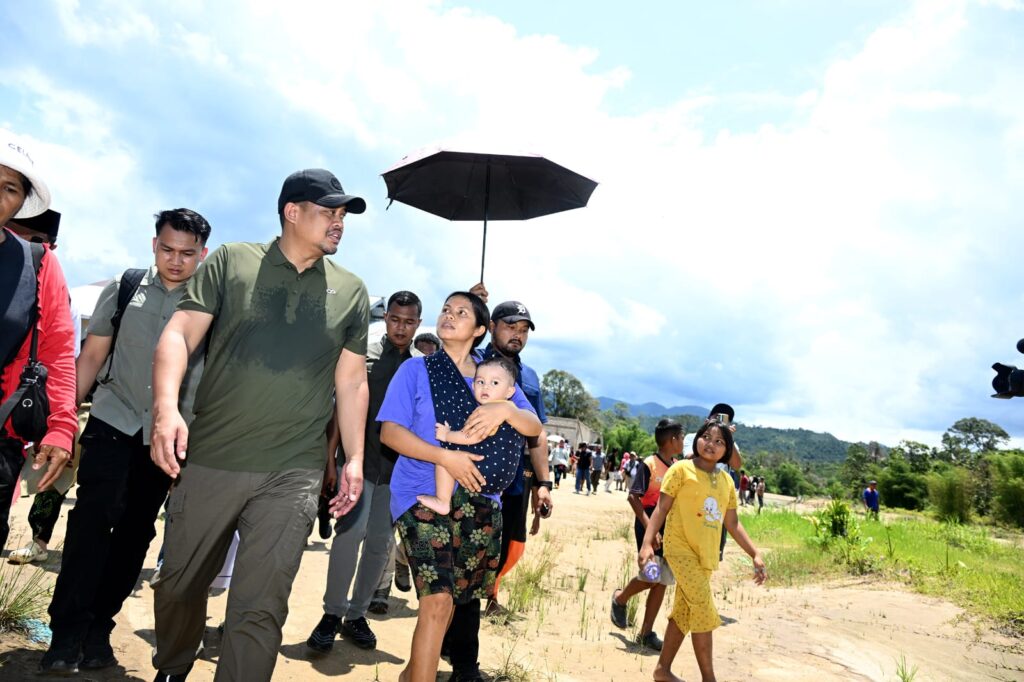 Tinjau Sempadan Sungai Sibuluan, Bobby Nasution Pastikan Rekonstruksi Tanggul dan Hunian Warga Dipercepat