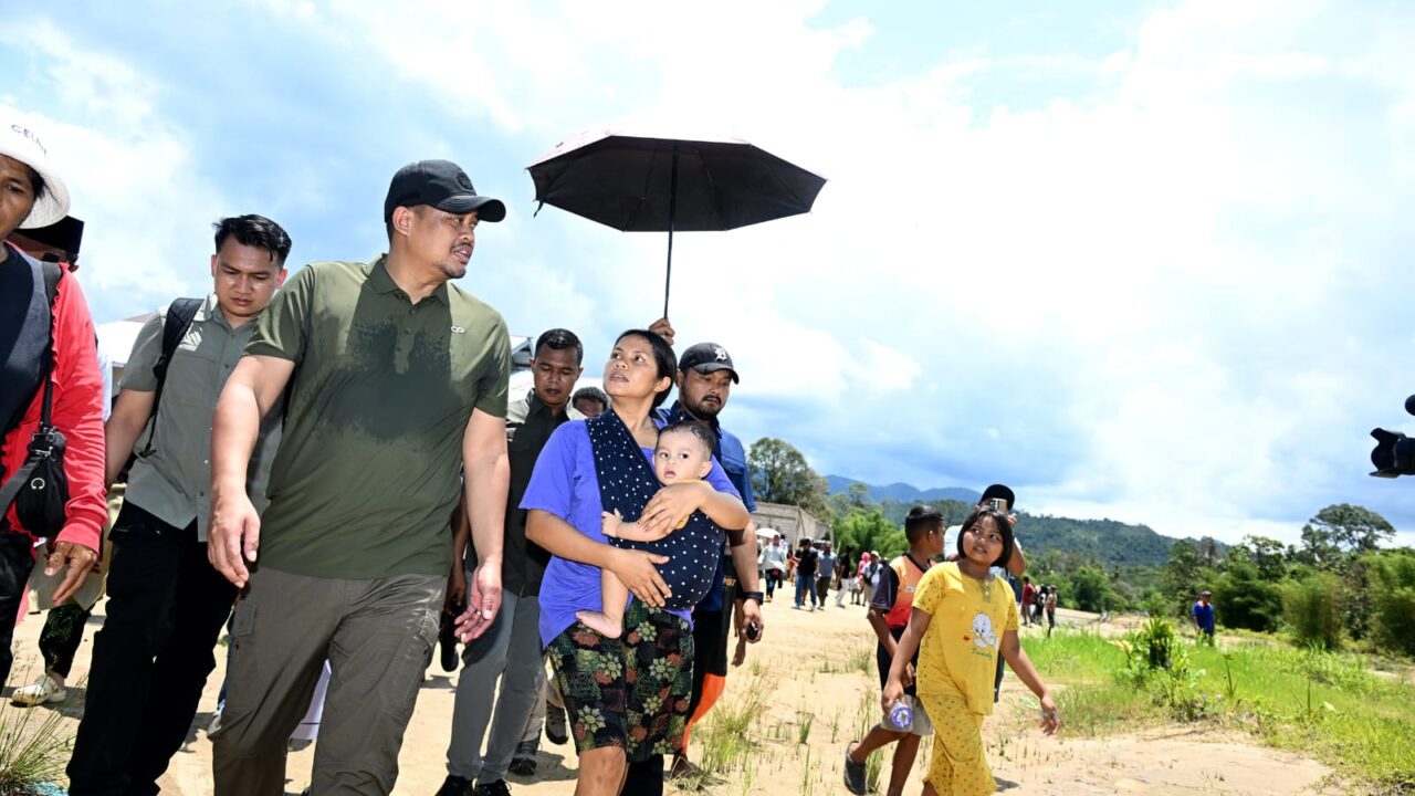 Tinjau Sempadan Sungai Sibuluan, Bobby Nasution Pastikan Rekonstruksi Tanggul dan Hunian Warga Dipercepat