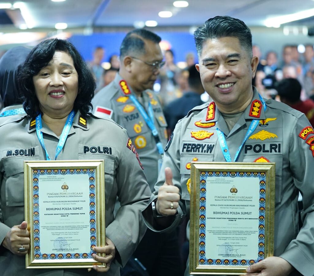 Kombes Pol Ferry Walintukan Raih Dua Penghargaan dari Divisi Humas Polri
