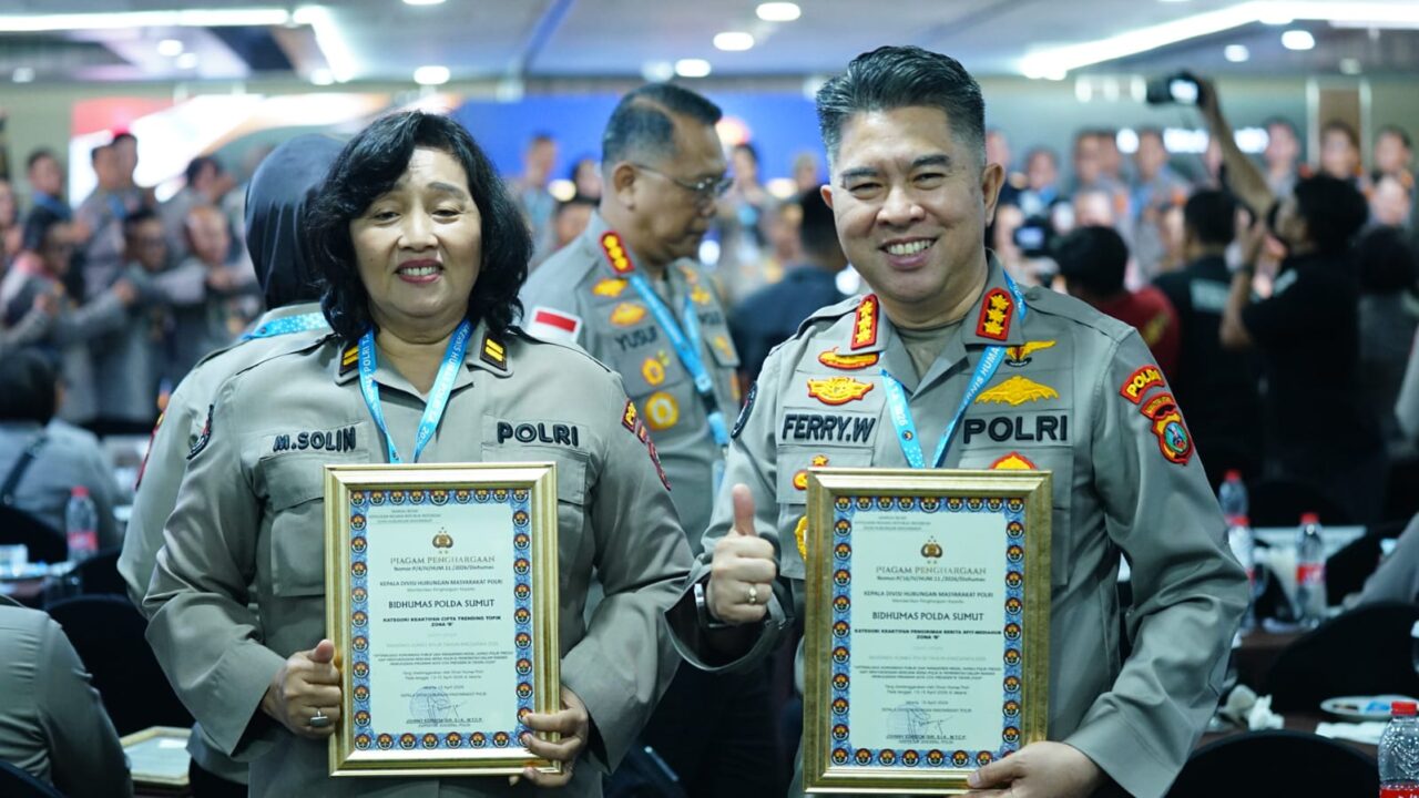 Kombes Pol Ferry Walintukan Raih Dua Penghargaan dari Divisi Humas Polri