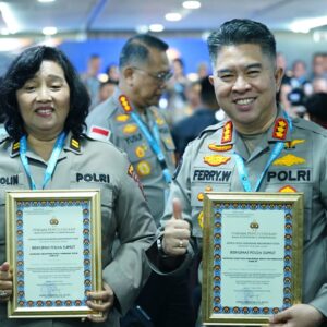 Kombes Pol Ferry Walintukan Raih Dua Penghargaan dari Divisi Humas Polri