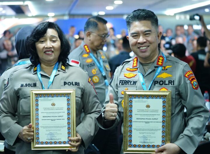 Kombes Pol Ferry Walintukan Raih Dua Penghargaan dari Divisi Humas Polri