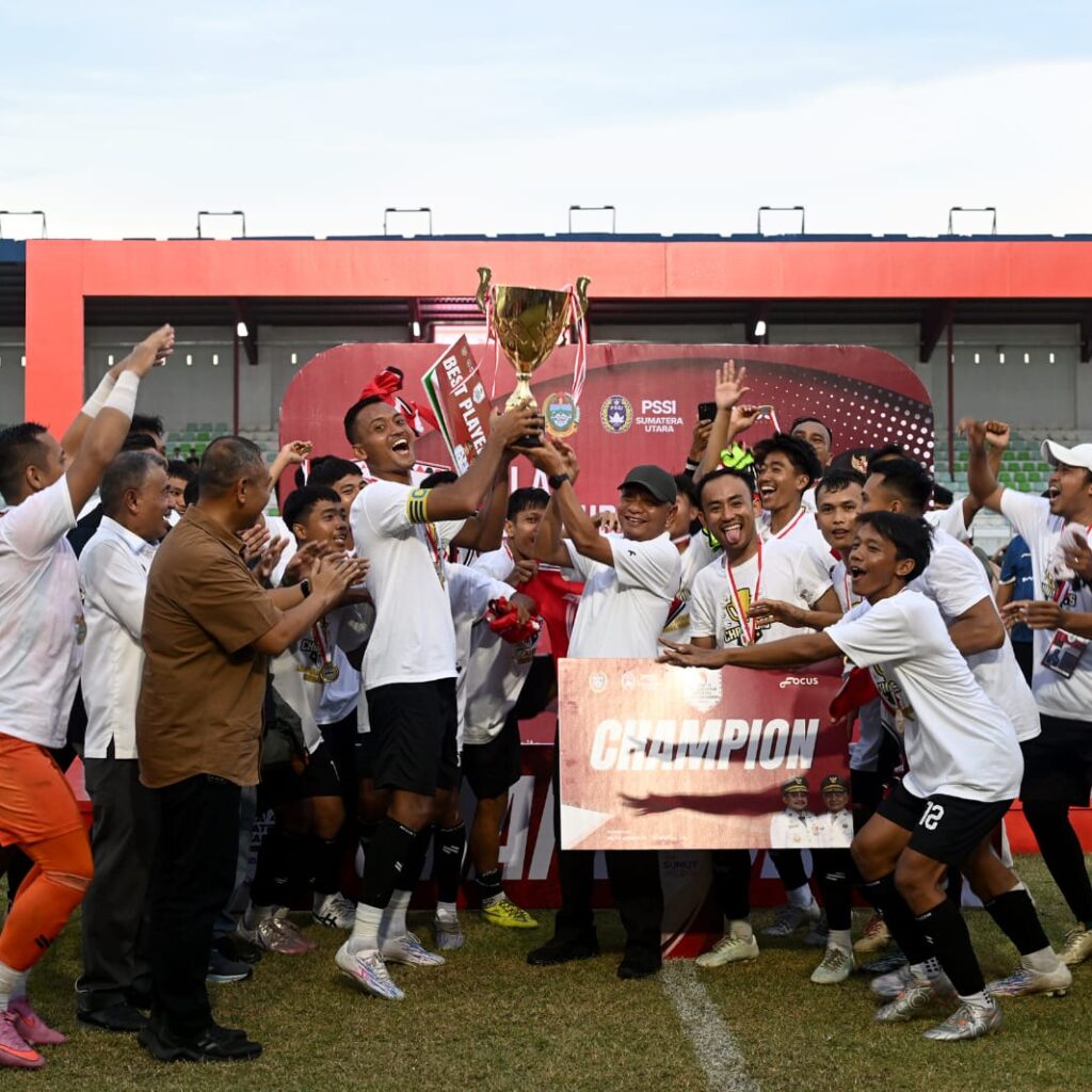 Payabakung United Juara Liga 4 Sumut, Wagub Surya Serahkan Trofi Piala Gubernur