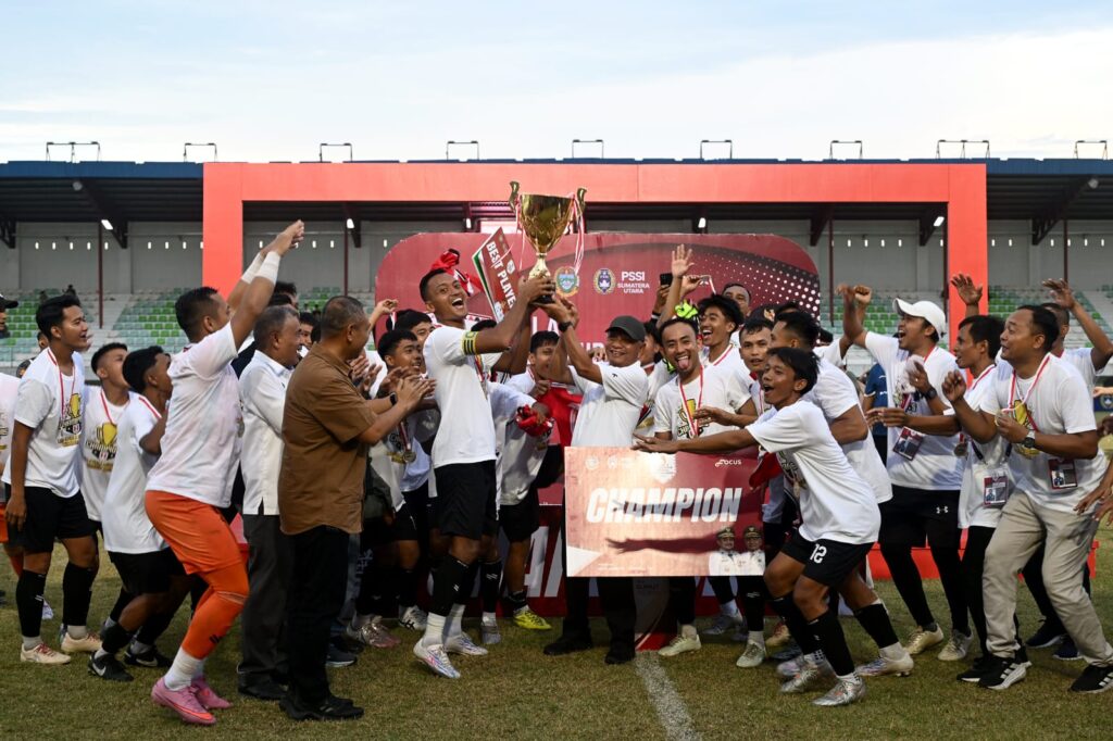 Payabakung United Juara Liga 4 Sumut, Wagub Surya Serahkan Trofi Piala Gubernur