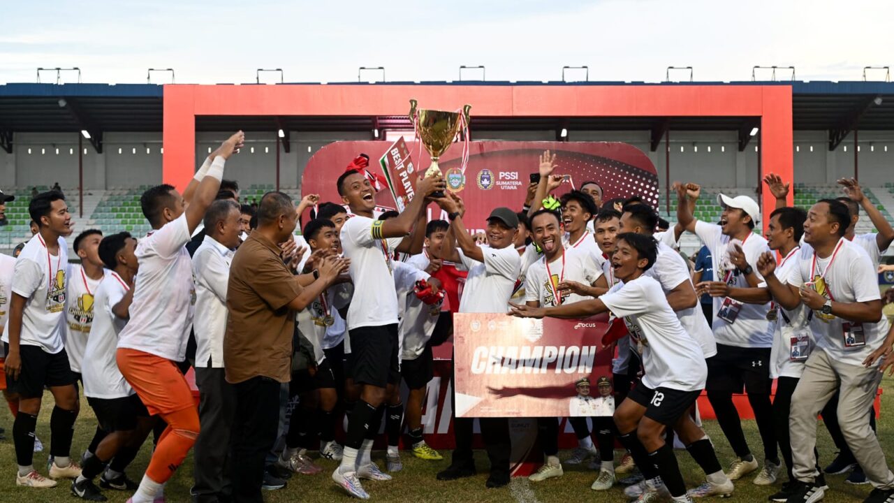 Payabakung United Juara Liga 4 Sumut, Wagub Surya Serahkan Trofi Piala Gubernur