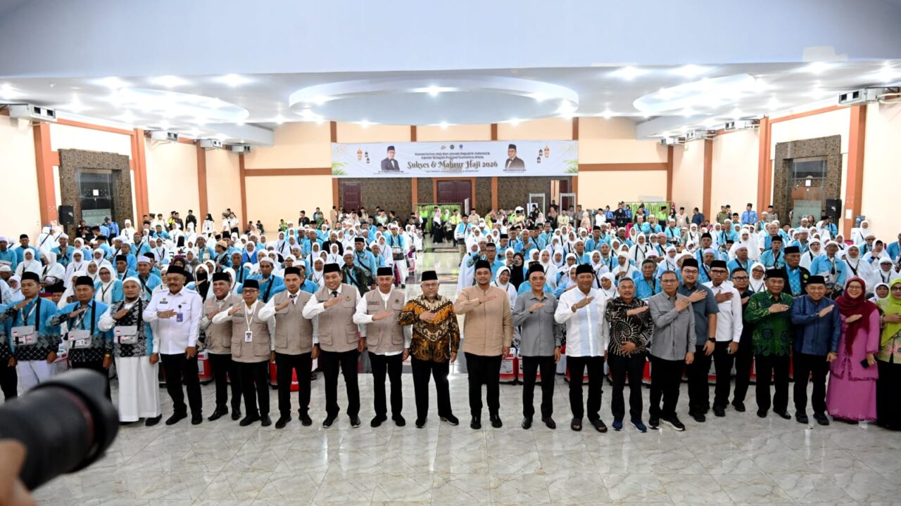 Lepas Keberangkatan Kloter 2 Haji Asal Langkat, Bobby Nasution Tekankan Kebersamaan dan Kekompakan