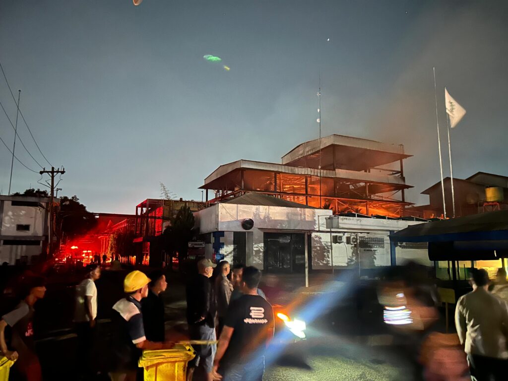 Tak Butuh Waktu Lama, Damkarmat Medan Taklukan Si Jago Merah di PT. Agro