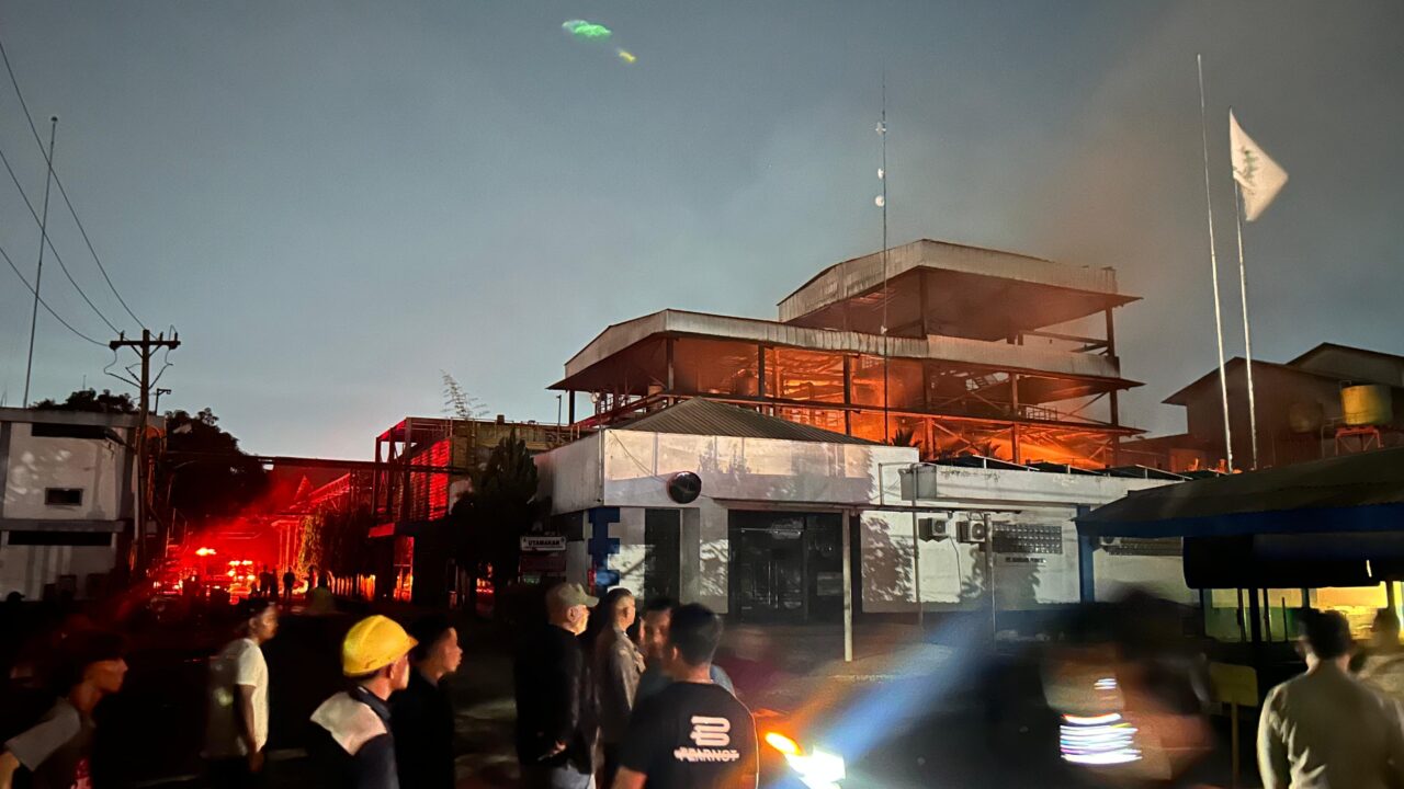 Tak Butuh Waktu Lama, Damkarmat Medan Taklukan Si Jago Merah di PT. Agro