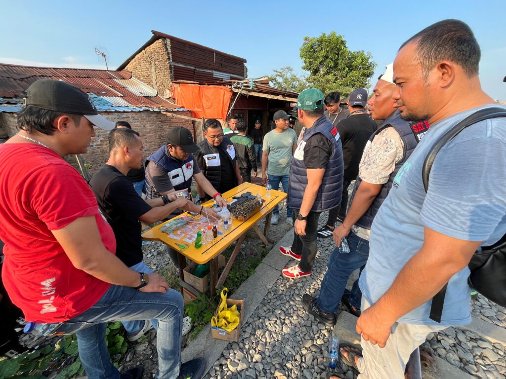 Polisi Gempur Sarang Narkoba Rel KA Tembung, 4 Orang Diringkus dan Barang Bukti Berjumlah Besar