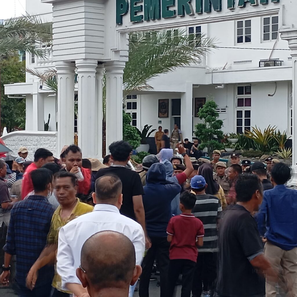 Demo PKL dan Mahasiswa di Binjai Ricuh, Pagar Kantor Wali Kota Roboh